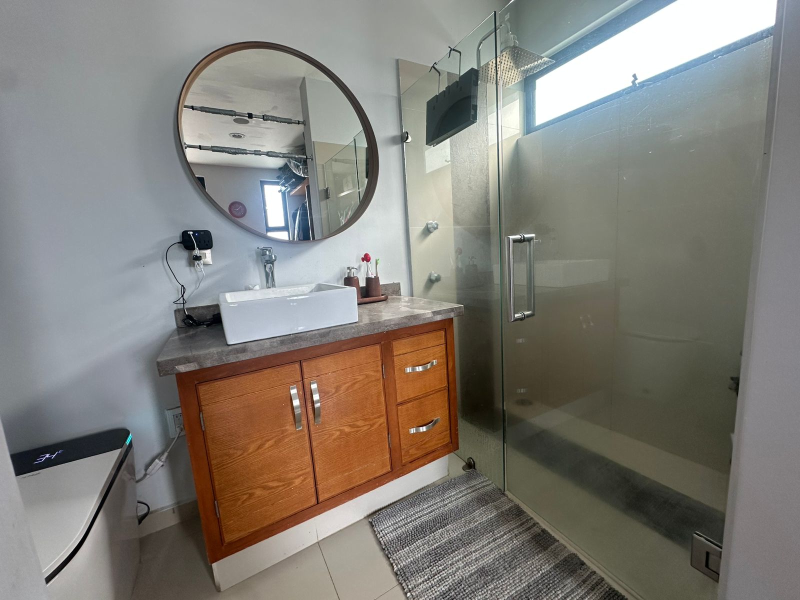 Baño completo con WC estilo japonés inteligente