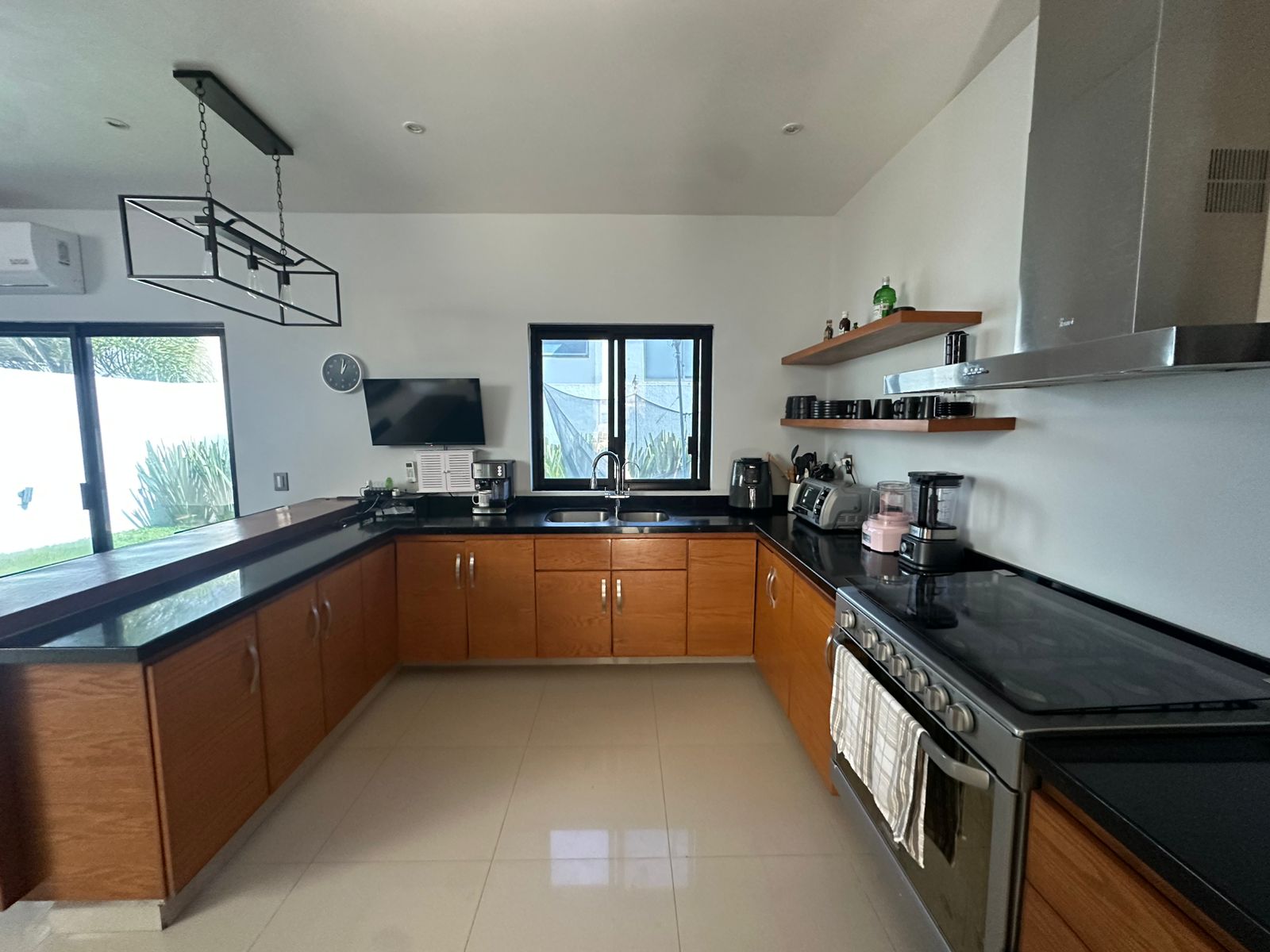 Cocina — área amplia con iluminación natural