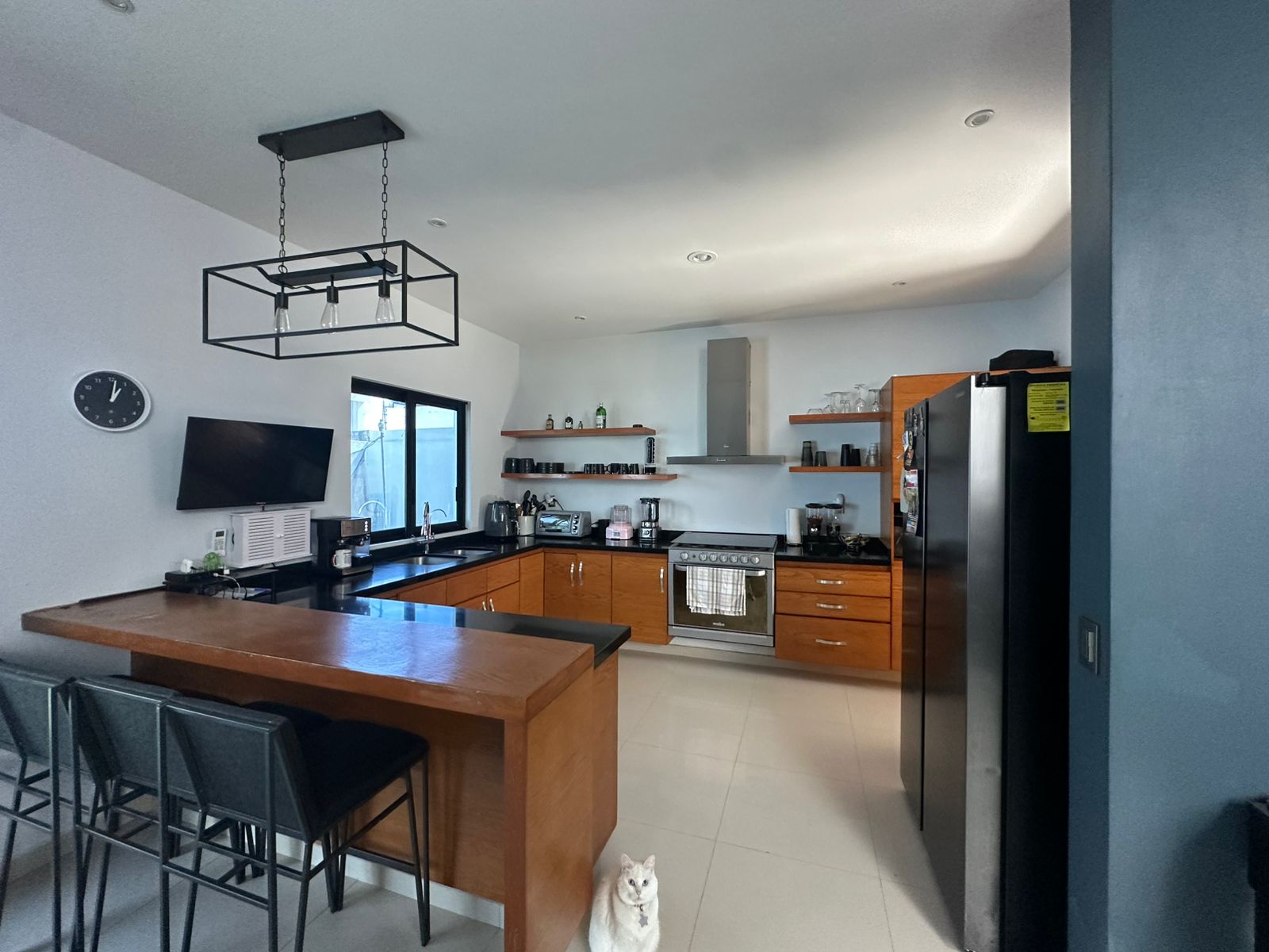 Cocina — barra desayunador con acabados de madera