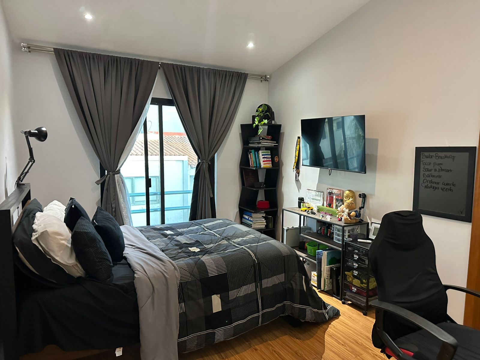 Recámara principal — planta alta con baño y walking closet