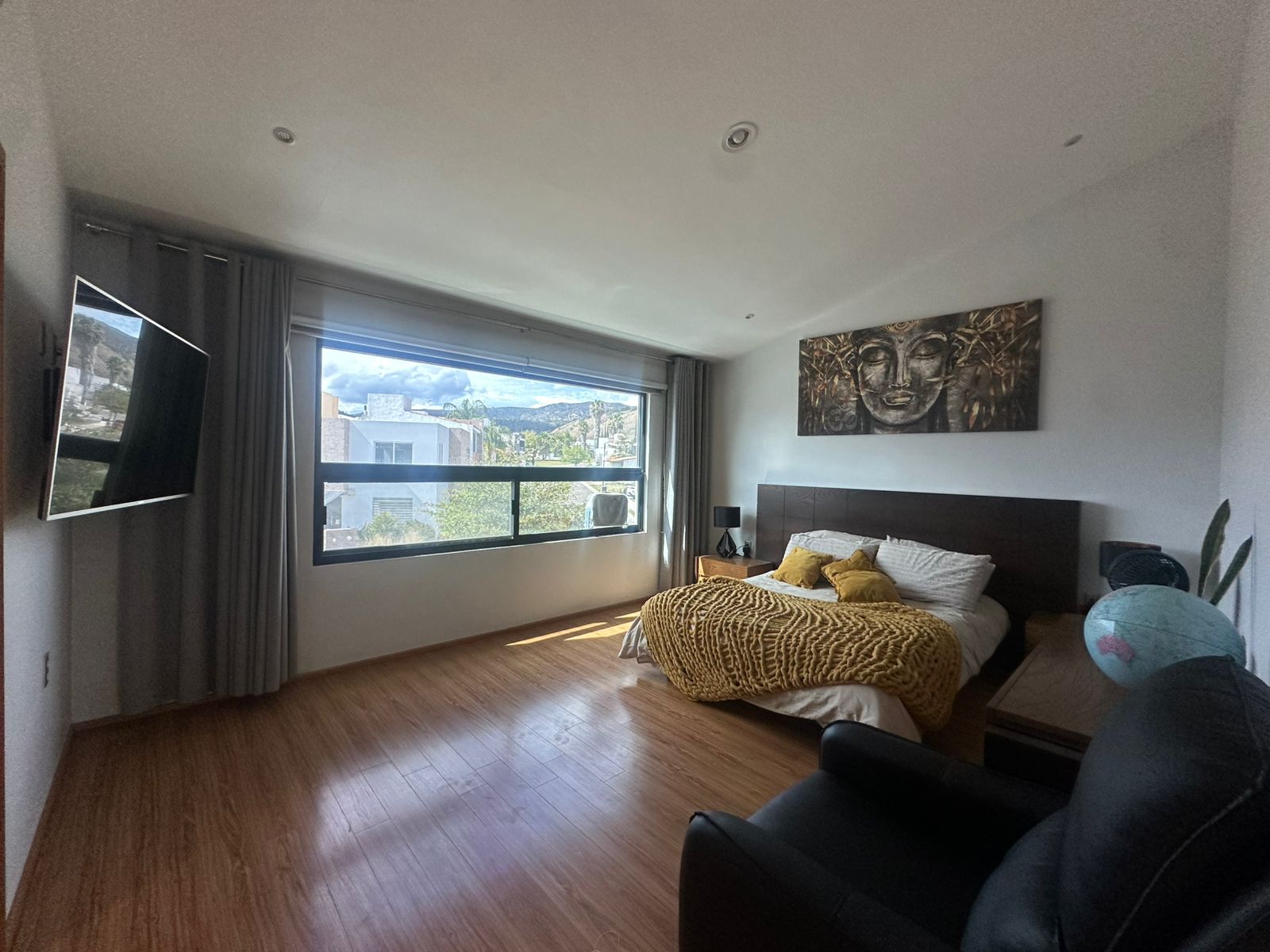 Recámara con ventanal amplio y luz natural