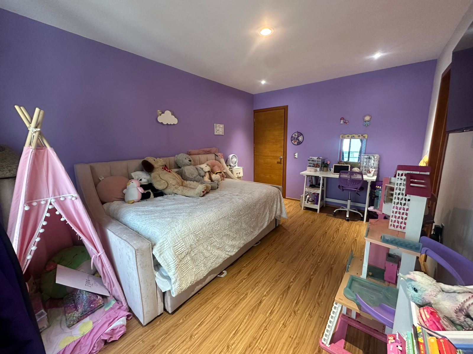 Recámara infantil — decoración púrpura