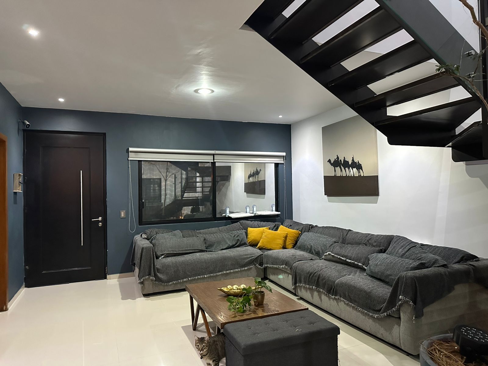 Sala de estar con piso laminado y luz natural