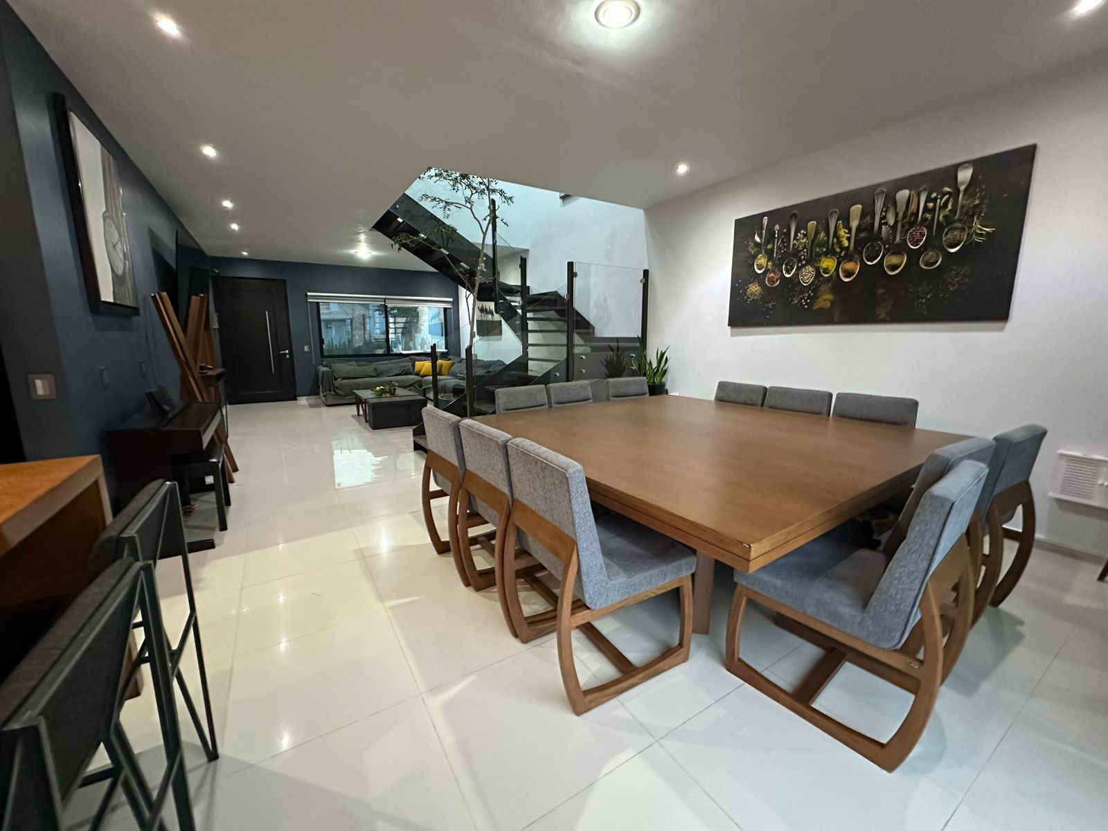 Sala-comedor con doble altura y ventanales